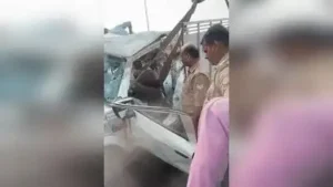 Lucknow: Two men were killed after an oxygen cylinder-laden pickup vehicle crashed into a road