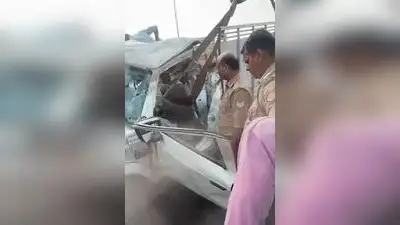 Lucknow: Two men were killed after an oxygen cylinder-laden pickup vehicle crashed into a road