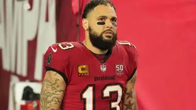 Mike Evans’ decision to join the San Francisco 49ers has earned praise from former Chicago