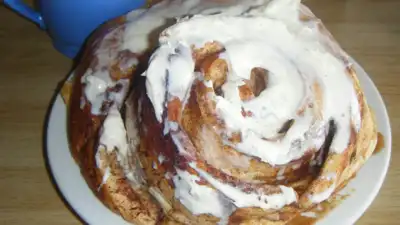 In 2022, four friends sold homemade cinnamon rolls through messages and local deliveries in Utah