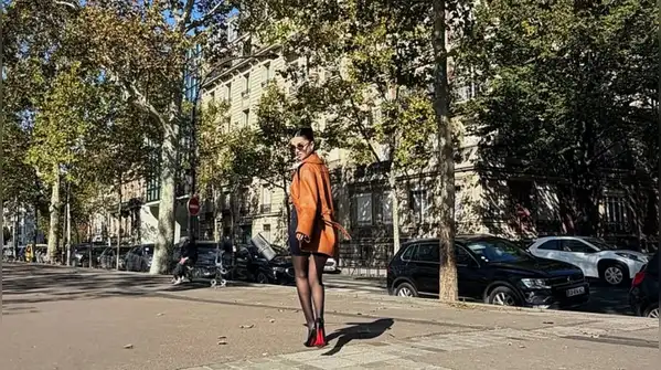 Upon arriving in Paris, the actress opted for luxury fabrics typical of the upcoming season