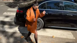 Upon arriving in Paris, the actress opted for luxury fabrics typical of the upcoming season