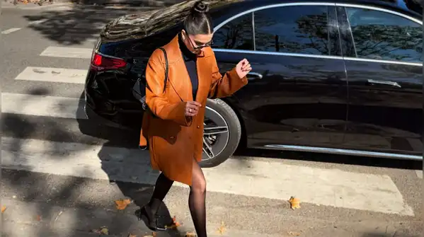 Upon arriving in Paris, the actress opted for luxury fabrics typical of the upcoming season