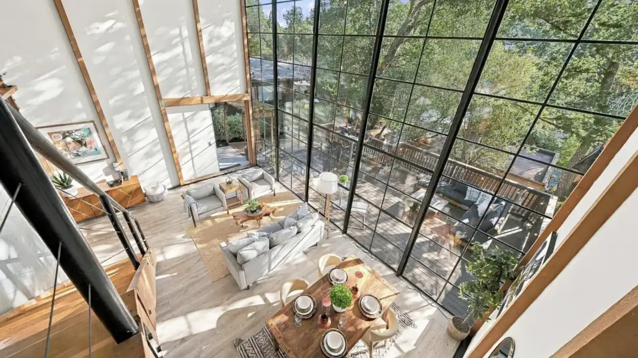 Designed in 1972 by architect Andrew Batey for architectural photographer Henry Bowles