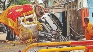 Panic at Karnataka's Shivamogga Dasara as tusker carrying Chamundeshwari idol runs amok