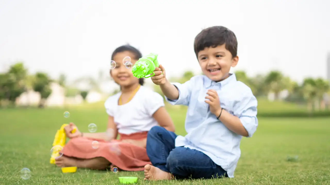 Psychology argues children can act differently around cousins than around classmates; here's why