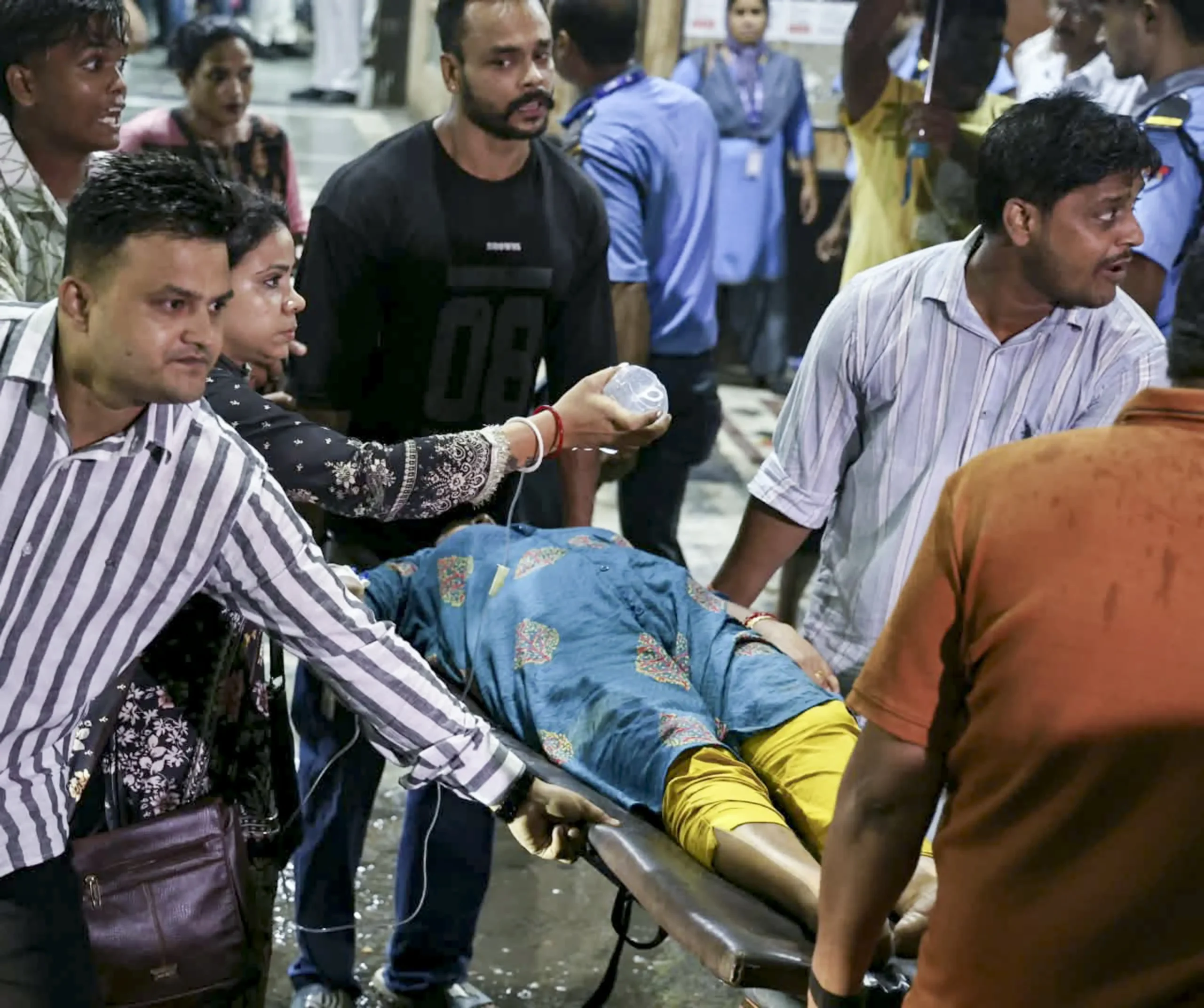 Video shows crowd breaching barricades, tussling with cops at Chorbagan pandal day before tragedy —