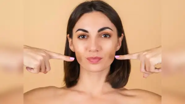 Tanning may affect the forehead, cheeks, arms or hands according to sun exposure, whereas dark