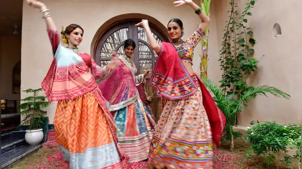 5 easy styles, from the classic shoulder drape to the Gujarati seedha pallu — How to drape