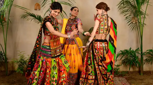 5 easy styles, from the classic shoulder drape to the Gujarati seedha pallu — How to drape