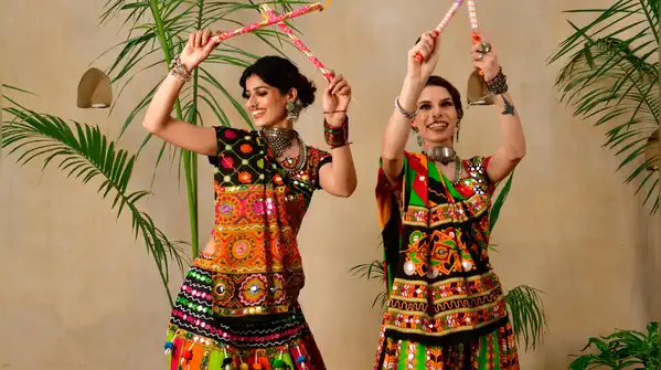 5 easy styles, from the classic shoulder drape to the Gujarati seedha pallu — How to drape