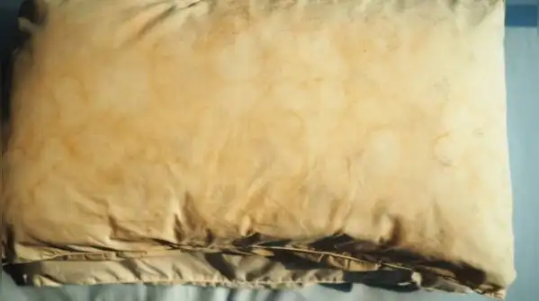 A practical guide to whiten yellowed pillows naturally: Easy ways to remove deep odours, stains