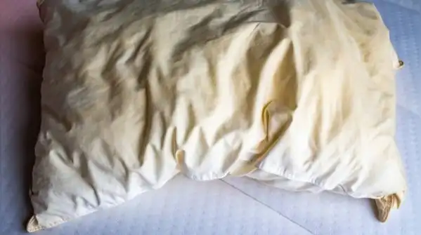 A practical guide to whiten yellowed pillows naturally: Easy ways to remove deep odours, stains