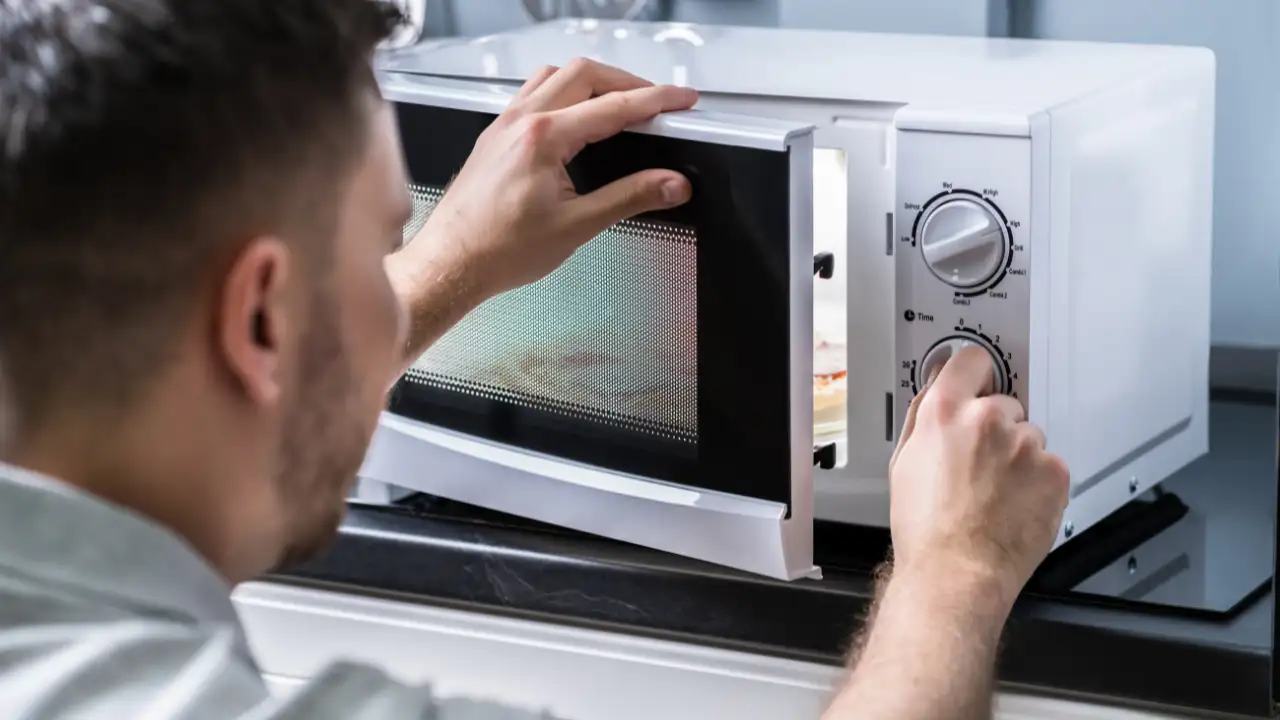 3-ingredient microwave cake that can double up as a healthy morning breakfast