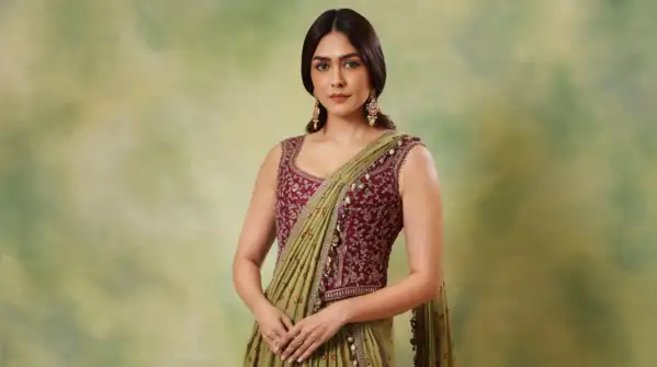 Mrunal’s pairing of an olive green saree with a beautifully embroidered burgundy blouse proved