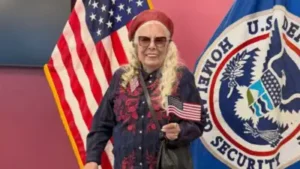 Canadian-born singer-songwriter Joni Mitchell has officially become a United States citizen