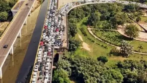 A 90-degree angle turn and six lanes merging into two — This photo explains design flaw causing