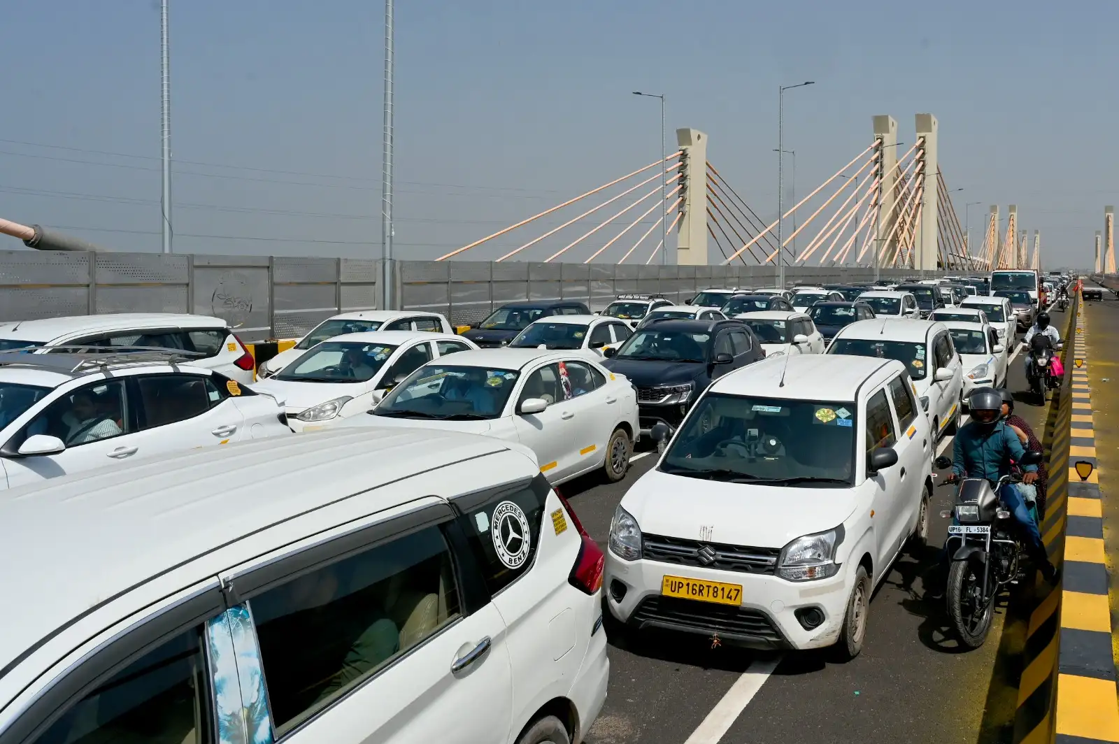 A 90-degree angle turn and six lanes merging into two — This photo explains design flaw causing
