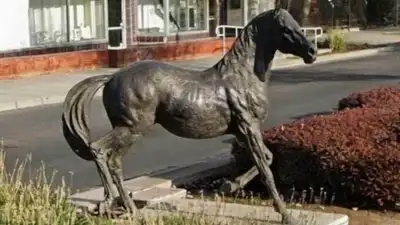 An $80,000 statue of an 1886 Kentucky Derby winner was stolen in California; thieves sawed