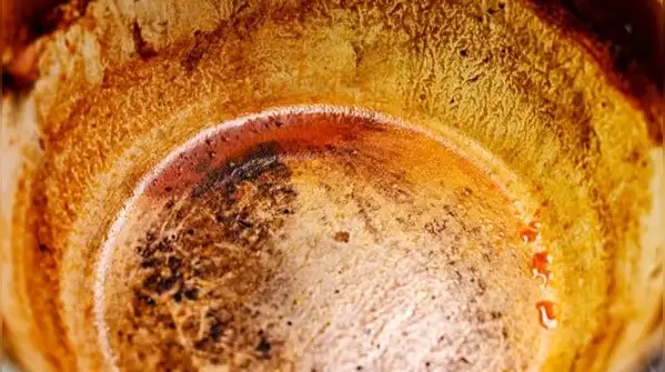 A practical guide to remove stubborn burn marks from enameled cast iron without damaging its finish