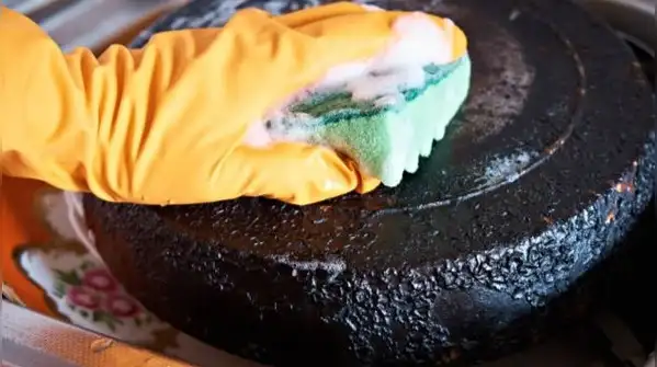 A practical guide to remove stubborn burn marks from enameled cast iron without damaging its finish