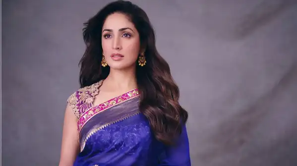 Yami went for a royal blue saree designed by Manish Malhotra for her first ensemble