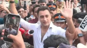 Mumbai Police on Thursday issued a ‘Leave India Notice’ to actor Imran Khan, directing him