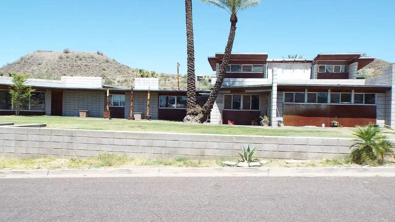 Seven fountains and seven windmills reported by Phoenix New Times Over 22 years, Thompson