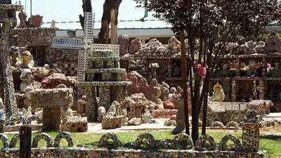 Seven fountains and seven windmills reported by Phoenix New Times Over 22 years, Thompson