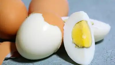 Boiled eggs sometimes receives a grey ring around the yolk