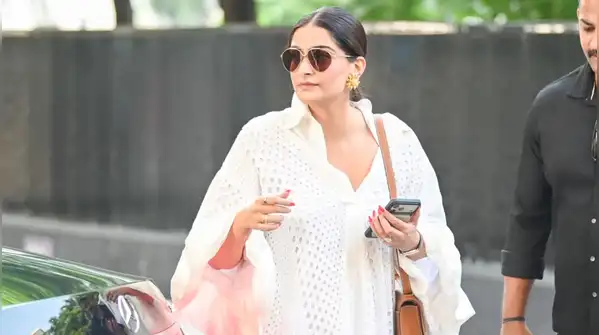 Because style muse Sonam Kapoor has just given us amazing fashion ideas, young ladies, this is
