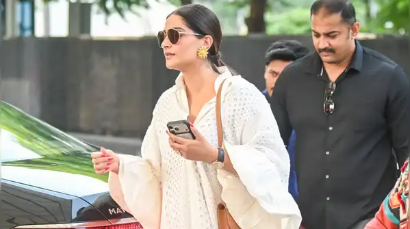 Because style muse Sonam Kapoor has just given us amazing fashion ideas, young ladies, this is