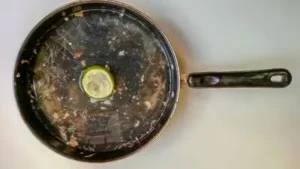 But the most annoying aspect of the pan is that the daily cooking leaves black marks of grease