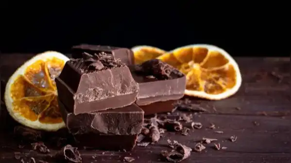 This orange fudgeneeds no butter, no condensed milk, no refined sugar and no oil, yet it comes