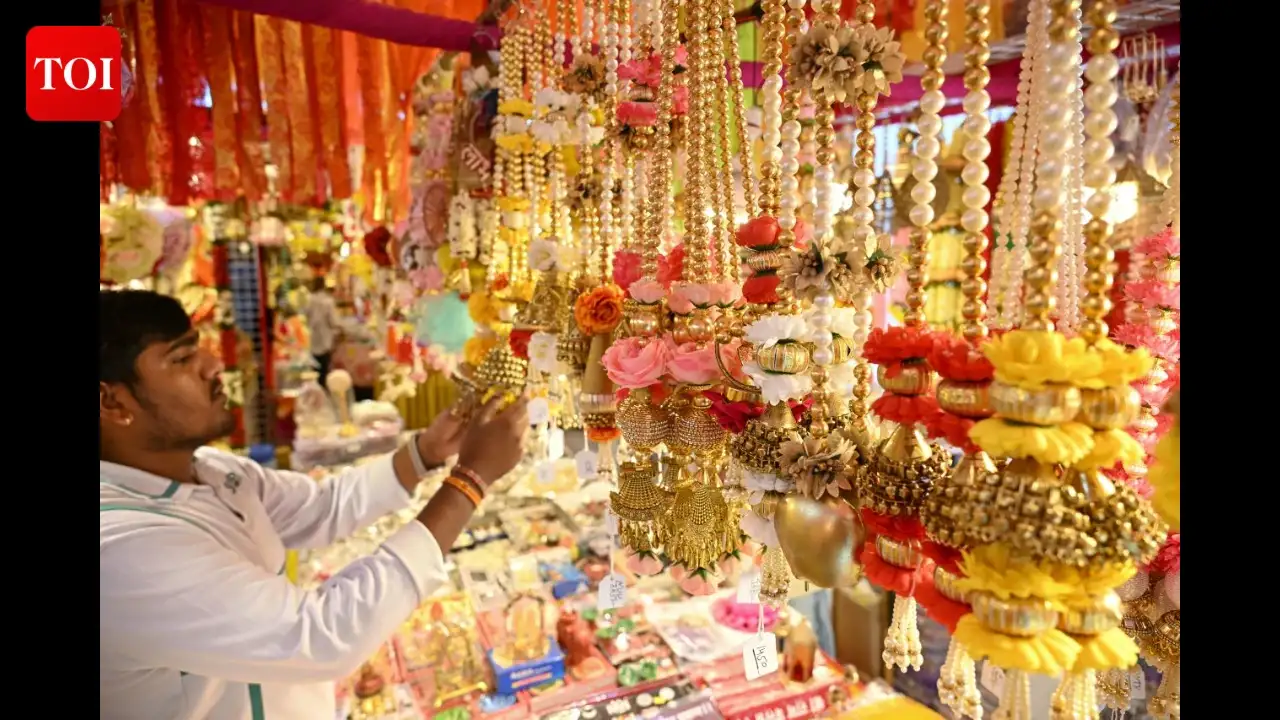 Diwali feels take over city's markets