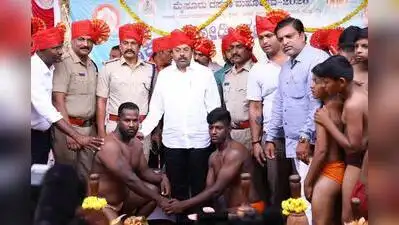 Mysuru : Mysuru district minister Yatindra Siddaramaiah on Sunday flagged off the traditional