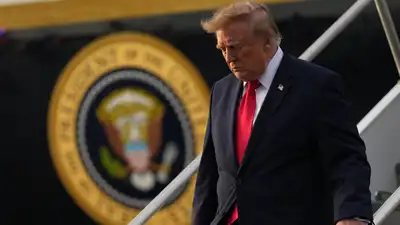Go away, scary blue wave, go away. Go away! — Trumpiana