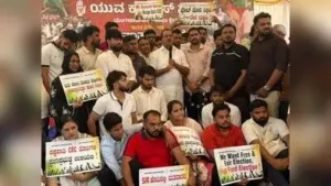 Youth Congress members stage ‘Janatantra Rakshanegagi Ahoraatri Dharani’ at Thokottu Bus Stand