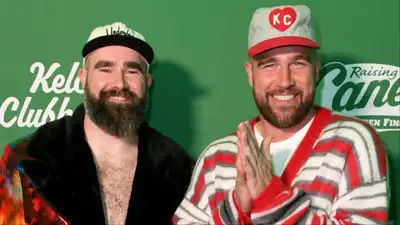 “Those idiots…”: Jason and Travis Kelce receives roasted by fans for nonstop laughter at Jamie