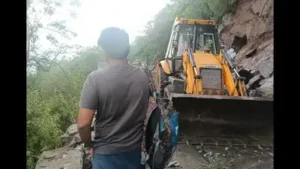 Tourists, commuters stranded as landslide disrupts traffic on Pollachi-Valparai Ghat Road