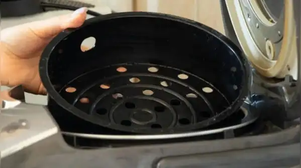 Always switch off and unplug the air fryer and let it cool completely before cleaning