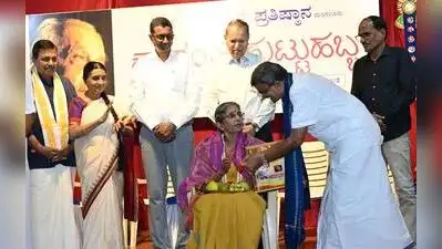 Writer Vaidehi receives the ‘Karanth Award 2026’ bestowed on her by the Kalkura Prathishtana as