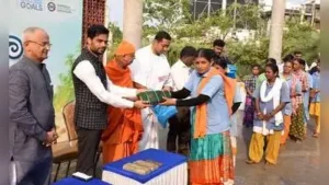 Sanitation workers being felicitated during ‘Arpana’ programme at Rajaji Park in Mangaluru