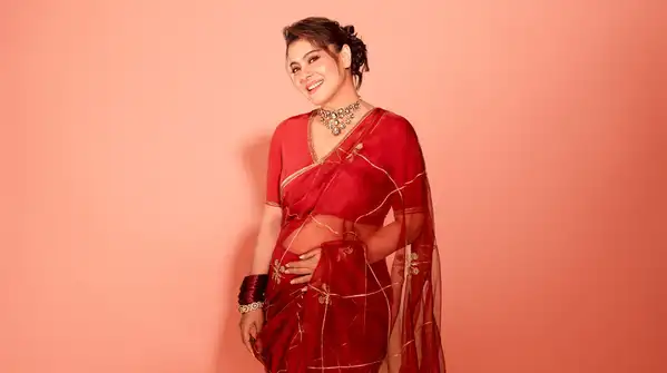 Kajol did just that this Dussehra in a red Anavila saree that brought together timeless Indian