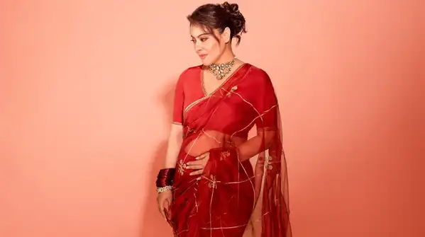 Kajol did just that this Dussehra in a red Anavila saree that brought together timeless Indian