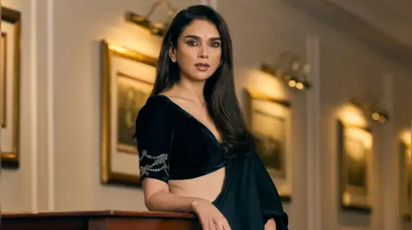 Forget the festive reds! Aditi Rao Hydari's black Jade By MK saree with a velvet blouse
