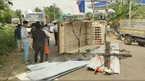 Traffic was hit on the Pallipalayam - Tiruchengode main road after a goods auto overturned