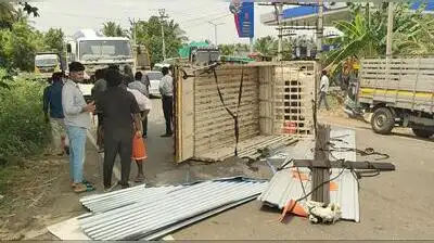 Traffic was hit on the Pallipalayam - Tiruchengode main road after a goods auto overturned