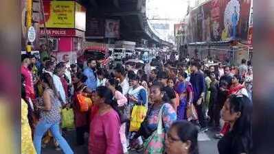 Suman Saha, a trader at Gariahat, said, “Today being the last Sunday before puja, a huge crowd