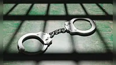 The police arrested three persons after seizing 1.52kg of cannabis from the house of a roadside